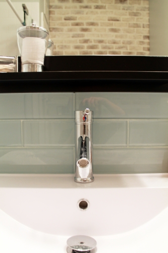 Bathroom Single Hole Faucet trough sink chrome handle