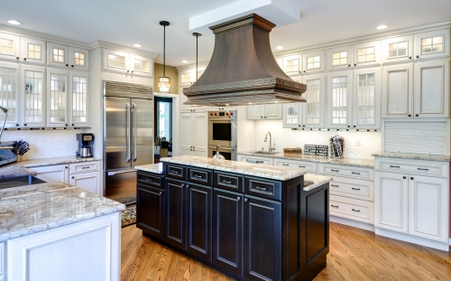 Traditional Kitchen In Cabinet Lighting