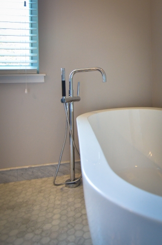 bathroom modern soaking tub