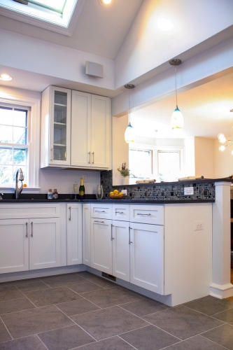 casual white shaker kitchen peninsula