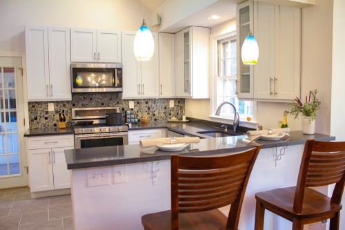 casual white shaker kitchen peninsula seating