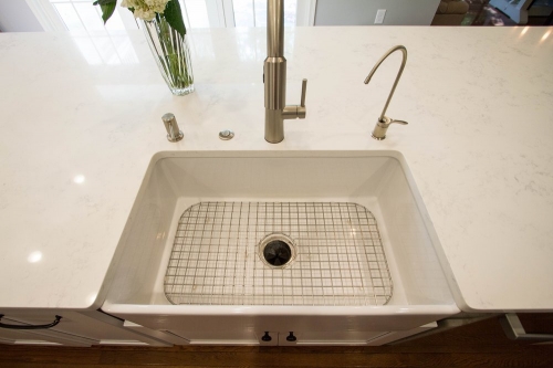 white apron sink with grid