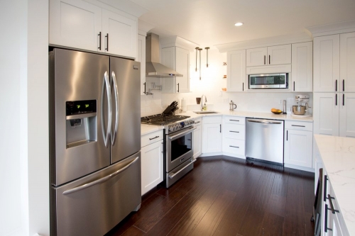white shaker kitchen contrasted hardwood flooring (1)
