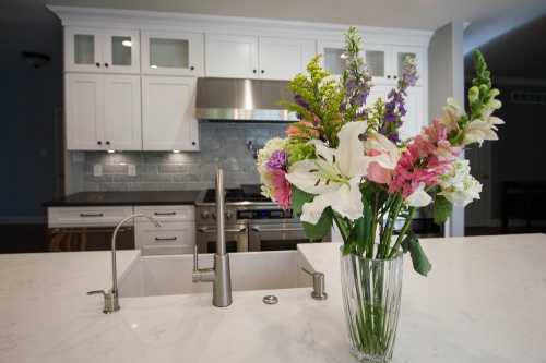 white shaker kitchen flower centerpiece