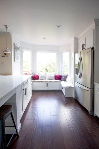 white shaker kitchen handscraped hardwood floor