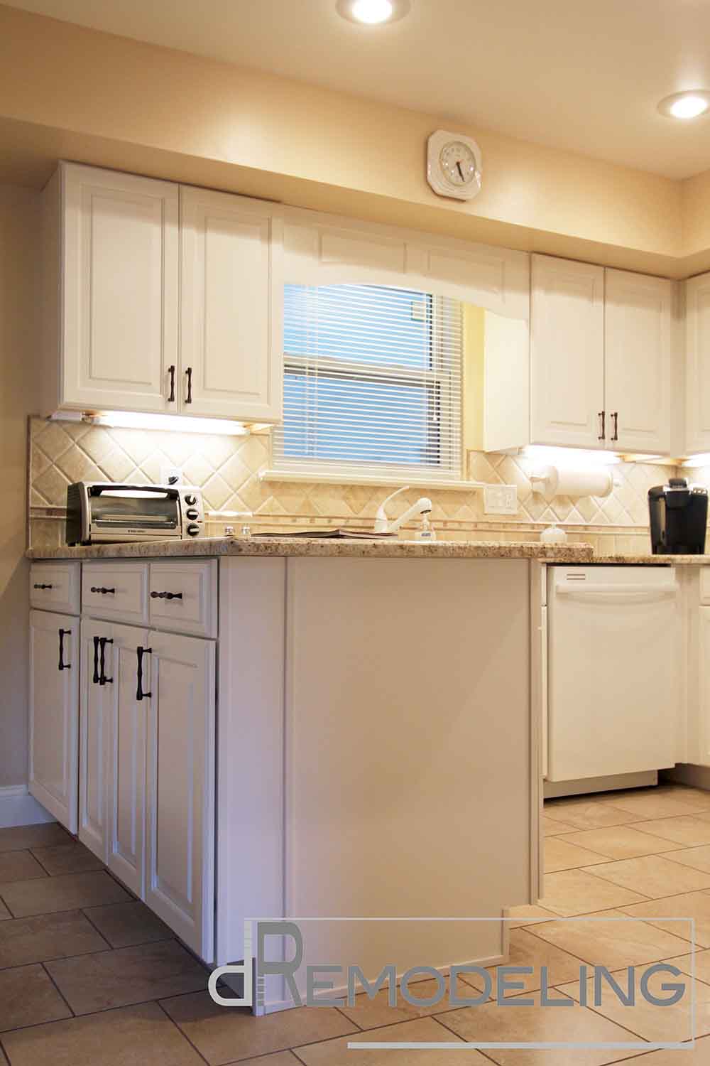 Kitchen_White_blinds